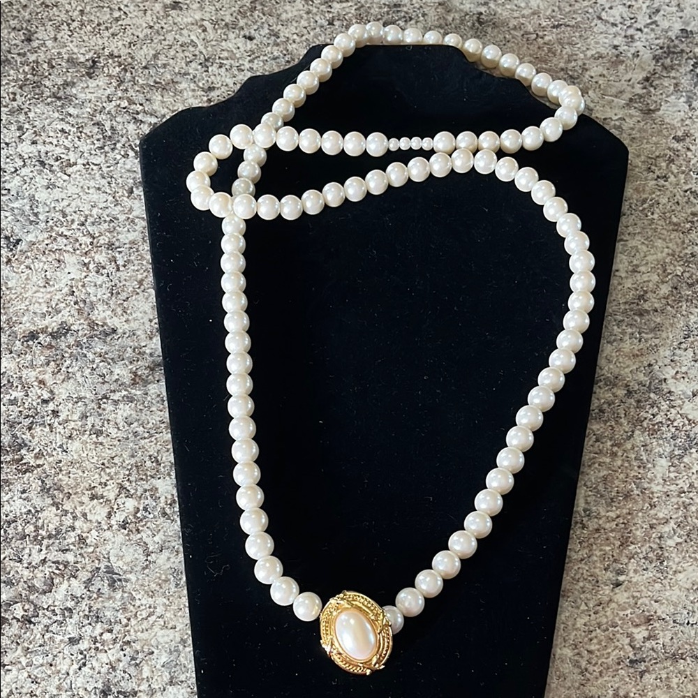 Elegant Pearl Necklace with Gold Accent